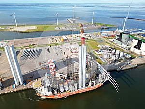 A transport ship for constructing an offshore windpark