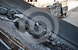 Transport and sorting coal by means of a conveyor belt