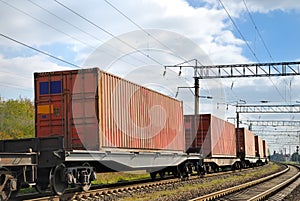 Transportation of cargoes by rail in containers