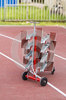 Transporting starting blocks with a special cart