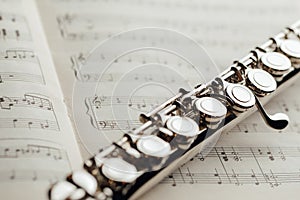 Transverse flute on music sheet