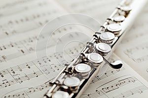 Transverse flute on music sheet