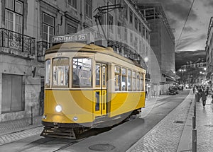 Tranvia en la ciudad de Lisboa photo