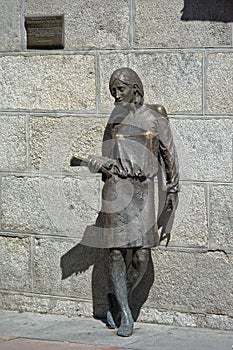 `Tras Julia` statue, Madrid photo