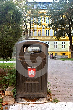 Odpadkový kôš so symbolmi mesta. Nápis Staré Mesto, Bratislava, Slovensko