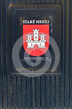 Odpadkový koš se symboly města. Nápis Staré Město, Bratislava, Slovensko