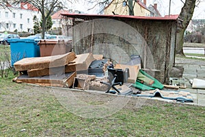 trash dimensions in front of a block of flats