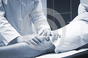 Traumatologist orthopedic surgeon doctor examining patient