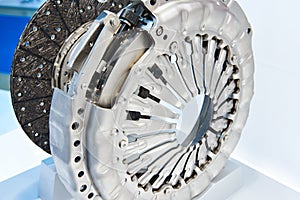Travel-controlled and constantly self-adjusting clutch system