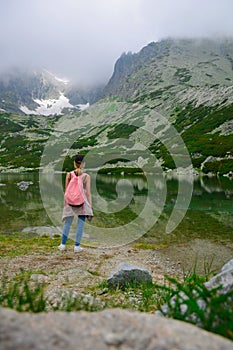 Cestujte po Slovensku. Dospievajúce dievča turistické pri pohľade na nádhernú scenériu horského jazera pohľad zozadu