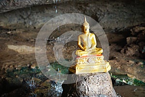 Cestovat thajsko socha v kapky déšť jako 