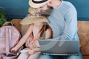 Travel tourism vacation dad daughter sun hat photo