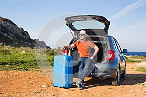 Viajar día festivo verano un viaje hombre es un común sobre el día festivo maletas en maleta de auto 