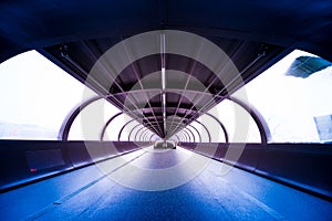 Travelator moving walkway tunnel dynamic perspective, Rollbahn