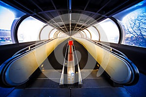 Travelator moving walkway tunnel dynamic perspective, Rollbahn