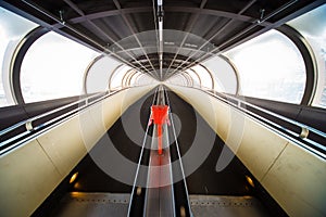 Travelator moving walkway tunnel dynamic perspective, Rollbahn