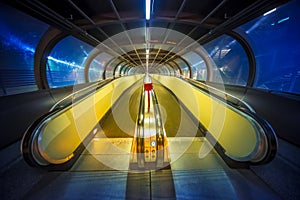 Travelator moving walkway tunnel dynamic perspective, Rollbahn