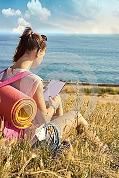 The traveler keeps a diary in the hike
