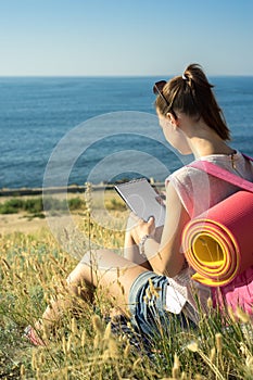 The traveler keeps a diary in the hike