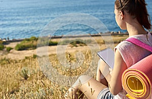 The traveler keeps a diary in the hike