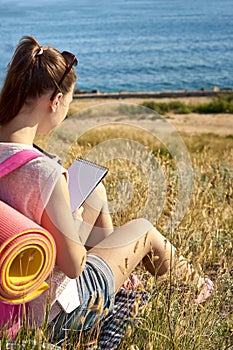 The traveler keeps a diary in the hike