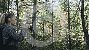 Reisender fotografie szenisch Wald eins kaukasisch eine Frau schießen sehen. nehmen auf der 