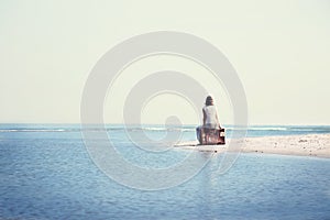 Traveler woman resting in front the spectacular ocean