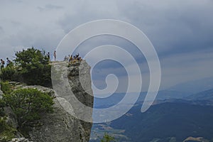 I viaggiatori sul la roccia picco Attraverso nuvoloso il cielo vista aerea. esterno attività 