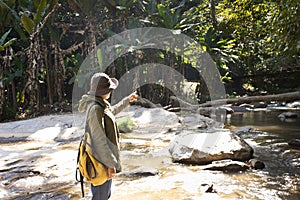 Cestovatelé ženy lidé cestovat navštívit vodopády a zbytek relaxovat venkovní v džungle divoký les v ráno z 