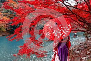 Travelers wear a kimono to see the beauty of autumn.