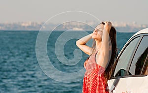 Traveling girl at the seaside