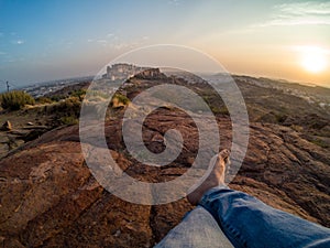 Traveller sitting in front of Mehrangarh Fort