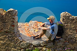 Traveller sitting on the stone fence