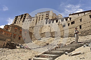 Travelr on the sloping and very exposed streets up to the old castle of Leh