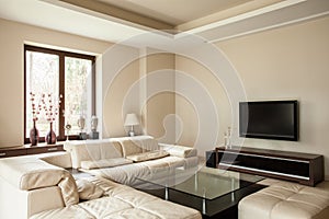 Travertine house: Bright living room