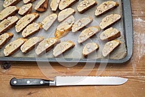 Tozzetti / Cantucci with bread knife