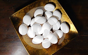 TRAY WITH FRESH WHITE EGGS