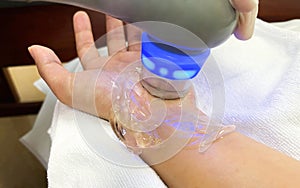 Treatment of hand and wrist injuries and numbness of the hands and nerves Method of treatment with ultrasound machine and gel