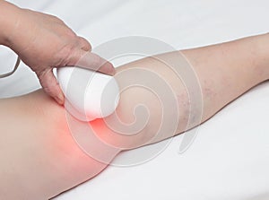 Treatment of osteoarthritis of the knee by magnetic therapy, physiotherapy, inflammation of the knee, close-up