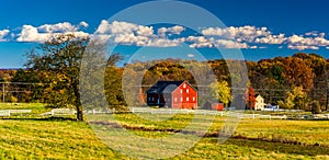 Tree and barn on the battlefield at Gettysburg, Pennsylvania.