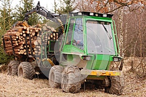 Tree log hydraulic manipulator - tractor photo