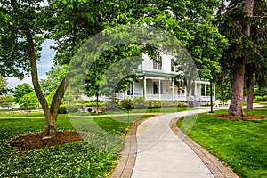 Trees and building along a path through Gettysburg College, Penn