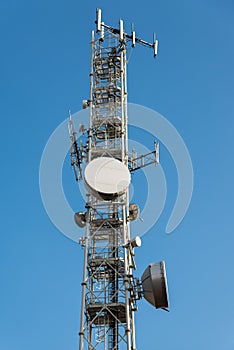 Trellis mobile antennas and satellite dishes