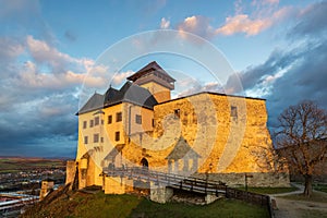 Trenčiansky hrad nad mestom Trenčín pri západe slnka, Slovensko