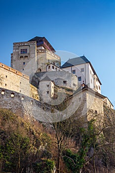 Opevnenie Trenčianskeho hradu stojace na kopci