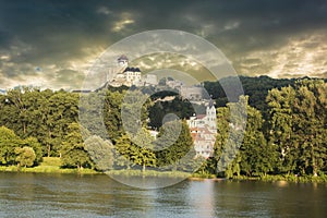 Trenčín hrad v slovensko najbližšie a rieka 
