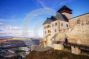 Trenčiansky hrad sa týči nad mestom