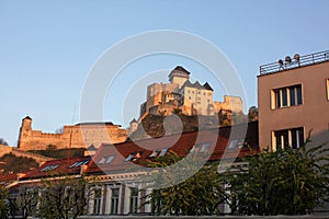 Pohľad zdola na Trenčinský hrad pri západe slnka na Slovensku