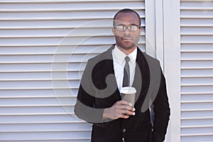 Moderno negro hombre tener café romper 