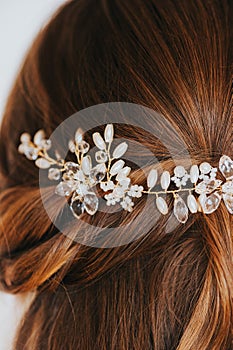 Trendy bridal hairstyle with beautiful accessoires